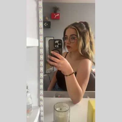 Shaina , babysitter à Scaer